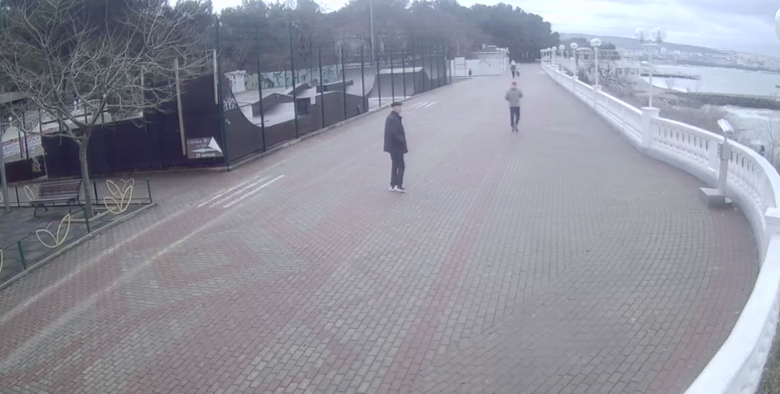 Уличная камера показывает вид на Скейт-Парк Геленджика в центре на набережной