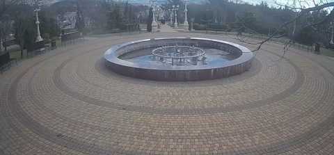 Веб-камера показывает Андреевский парк с видом на фонтан в Геленджике
