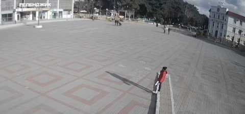 Веб-камера показывает Центральную площадь Геленджика у торгового центра