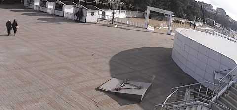 веб-камера показывает Площадь в центре Геленджика: вид на вход в Центральный пляж