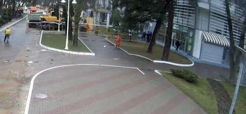 Камера показывает вид на улицу Ленина в Геленджике, торговый центр