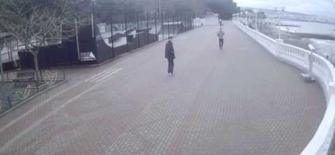 Уличная камера показывает вид на Скейт-Парк Геленджика в центре на набережной