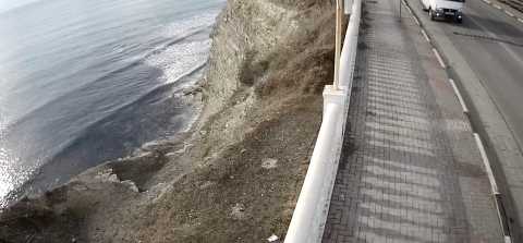 Вид веб-камеры с обрыва на море и набережная на Круче Геленджика, район ЖК "Черноморский-2"