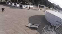 веб-камера показывает Площадь в центре Геленджика: вид на вход в Центральный пляж