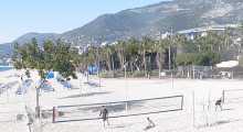 Камера онлайн показывает Пляж Клеопатра, Аланья: вид на волейбольную площадку
