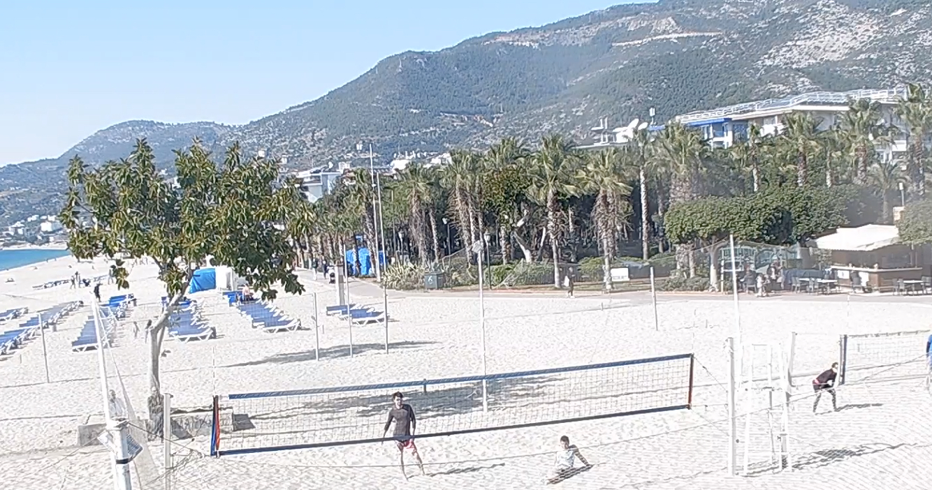 Камера онлайн показывает Пляж Клеопатра, Аланья: вид на волейбольную площадку