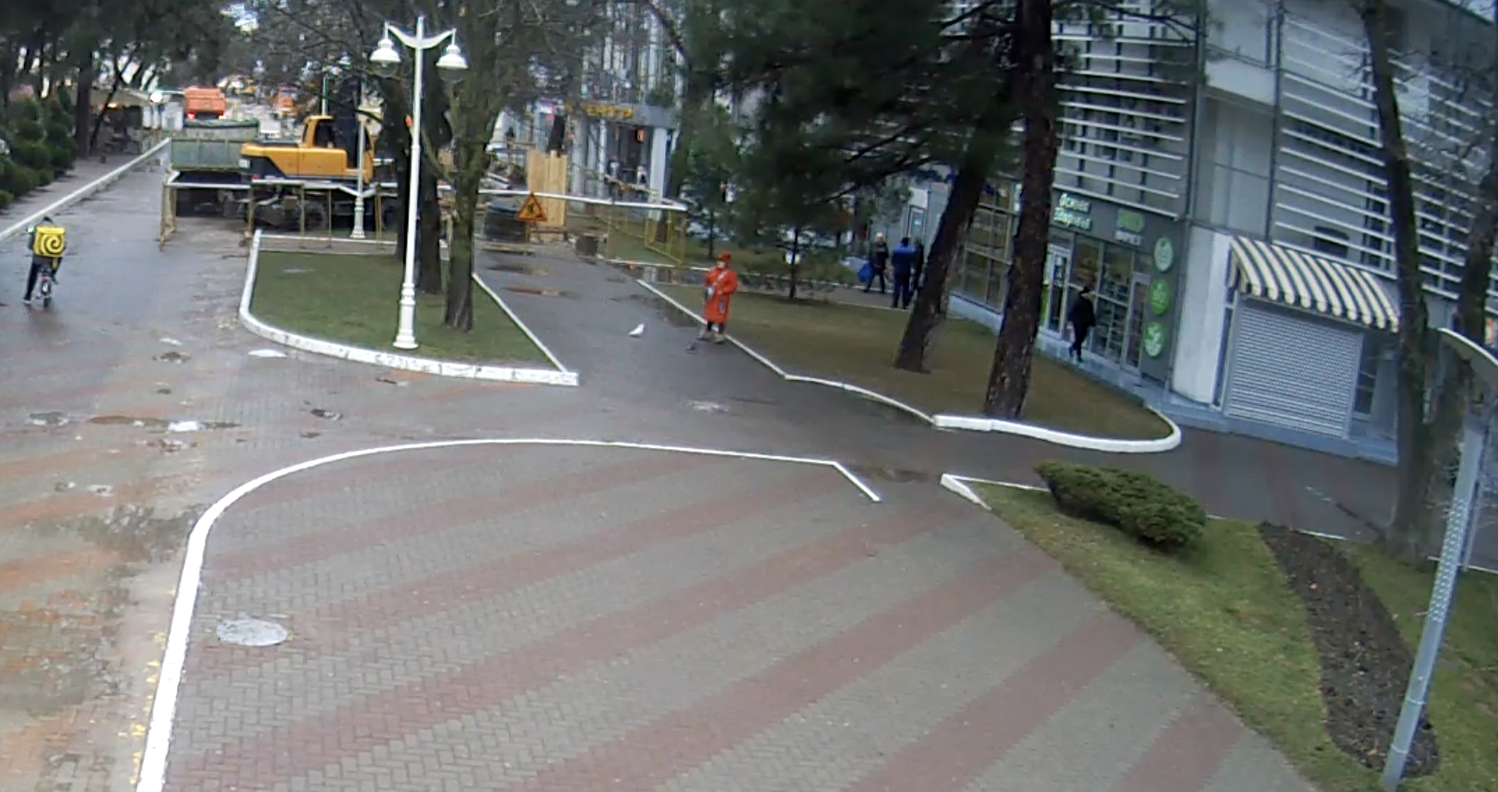 Камера показывает вид на улицу Ленина в Геленджике, торговый центр